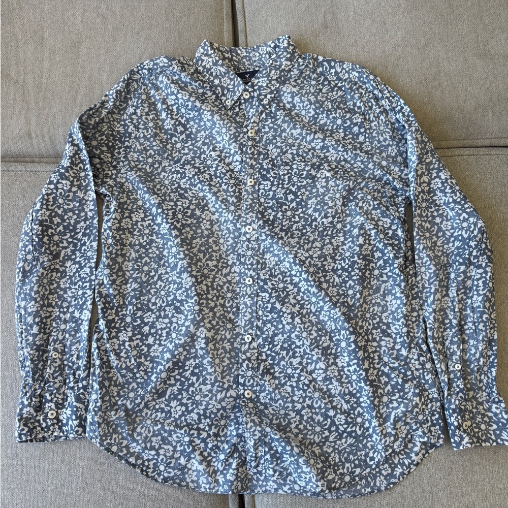 Men’s American Eagle Blue and White Floral Button-Up Shirt Light Weight - Large